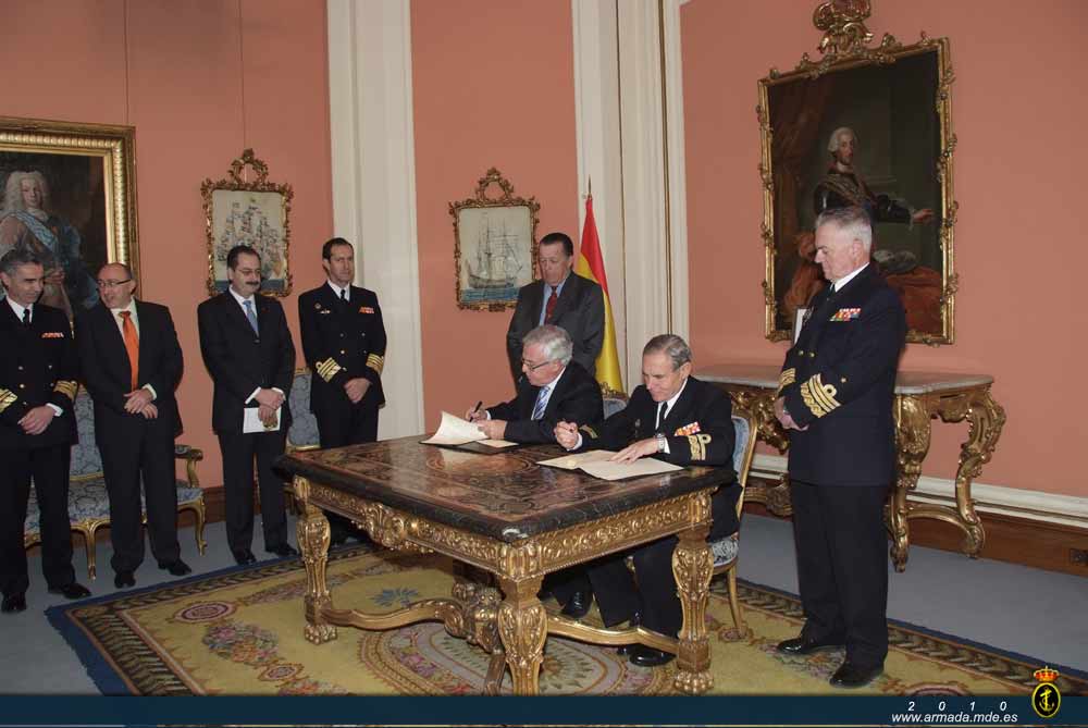 El Director del Órgano de Historia y Cultura Naval y el Rector Magnífico de la Universidad de Murcia, han firmado en el Vestíbulo de Honor del museo el convenio de colaboración 